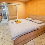 Elegant And Stylish Retreat With Terrace - Two Bedroom With Terrace Apartma *