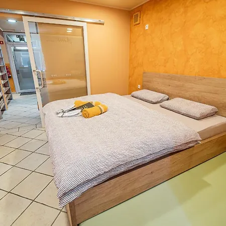 Elegant And Stylish Retreat With Terrace - Two Bedroom With Terrace Apartment *